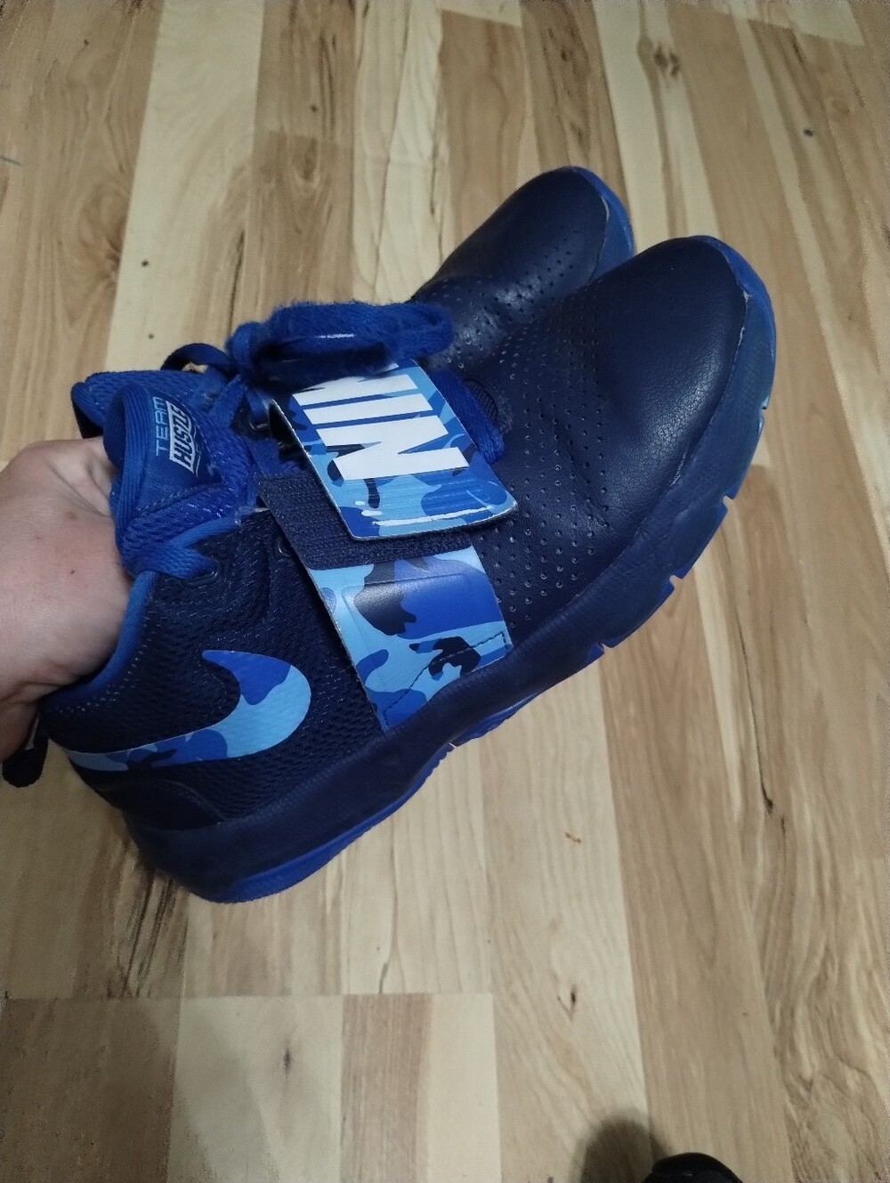 Nike Team Hustle D8 Blue Camo Shoes Size 6 youth Boys